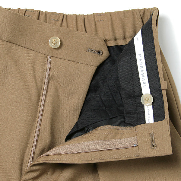 FRONT PLEATS PEGTOP ORGANIC WOOL TROPICAL (COYOTE)