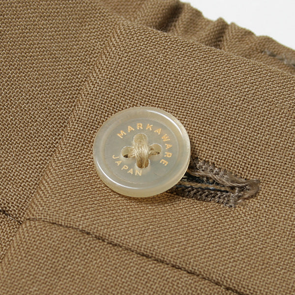 FRONT PLEATS PEGTOP ORGANIC WOOL TROPICAL (COYOTE)