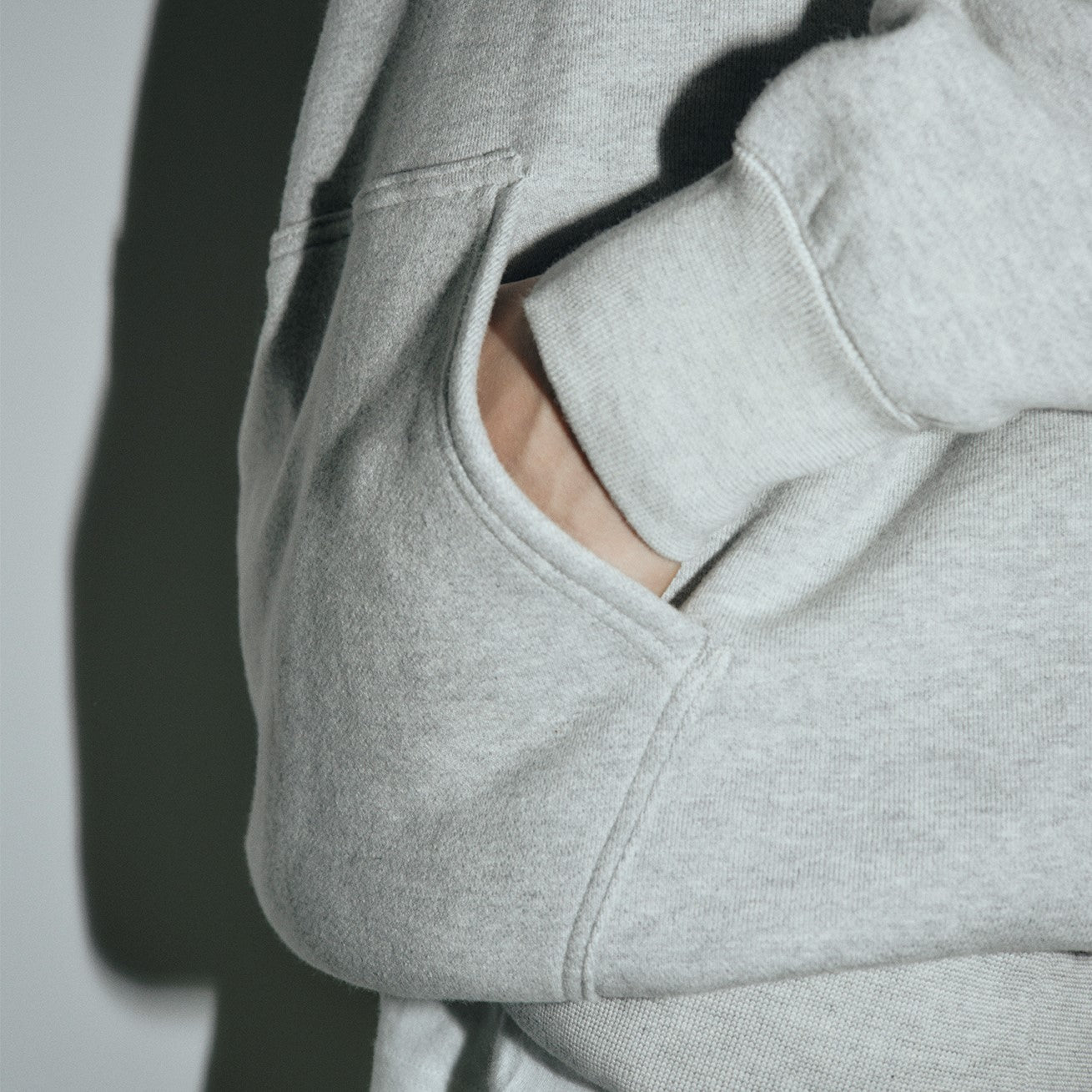 HOODED SWEATSHIRT