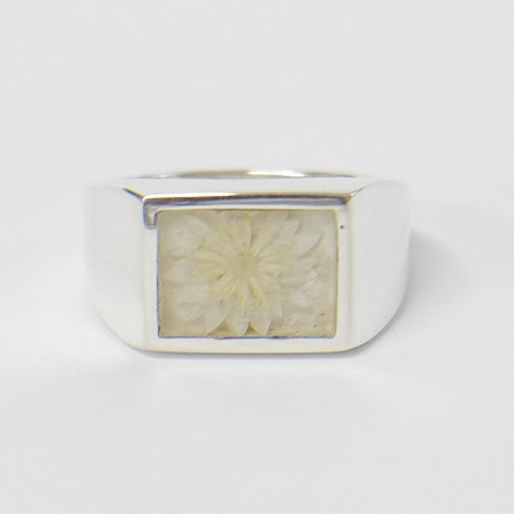 Signet Ring with Flower / White