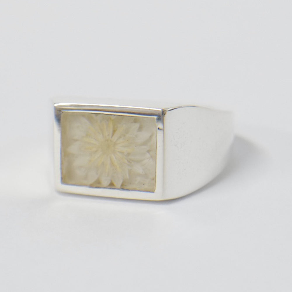 Signet Ring with Flower / White