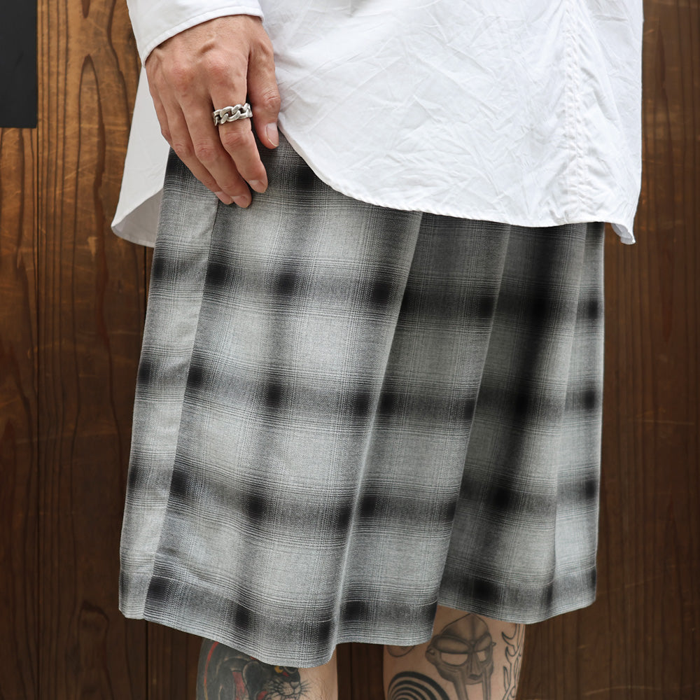 3TUCKED CROP SHORTS