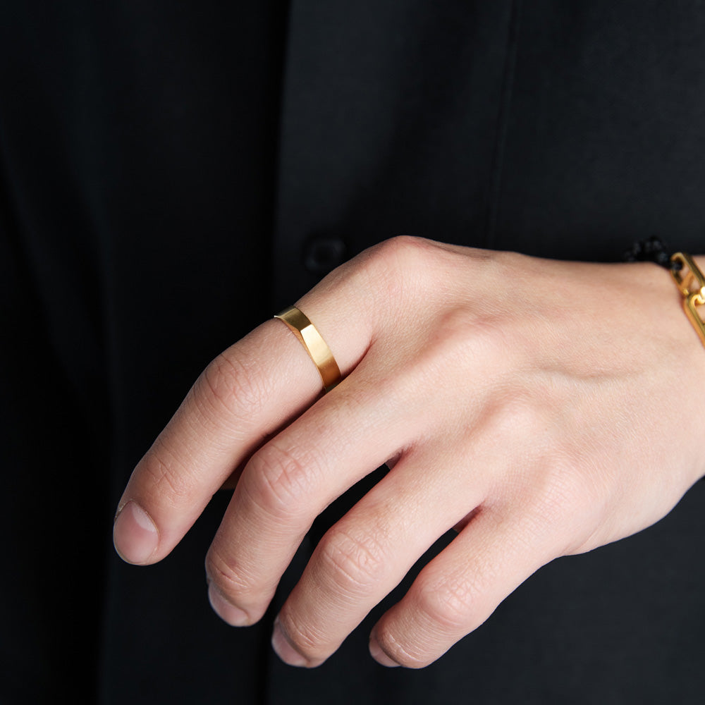 Triangle 3D Ring with Hair Line -Gold-