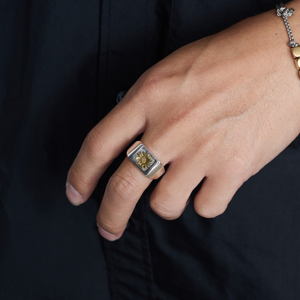 Signet Ring with Gray &amp; Gold Flower 26ssmae