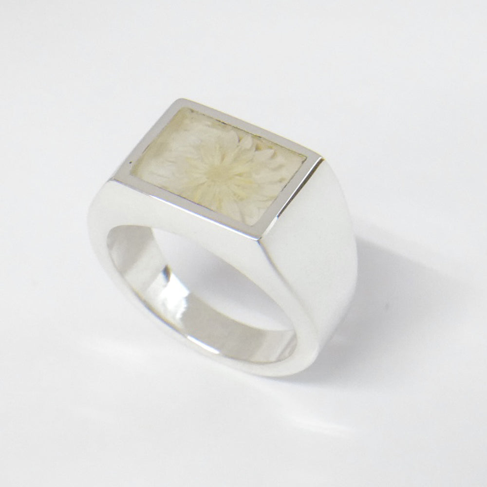 Signet Ring with Flower / White