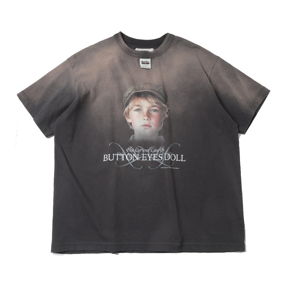BUTTON EYE DOLL Sunburn H-S Tag Tee