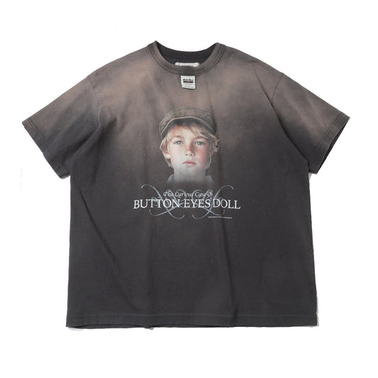 BUTTON EYE DOLL Sunburn H-S Tag Tee