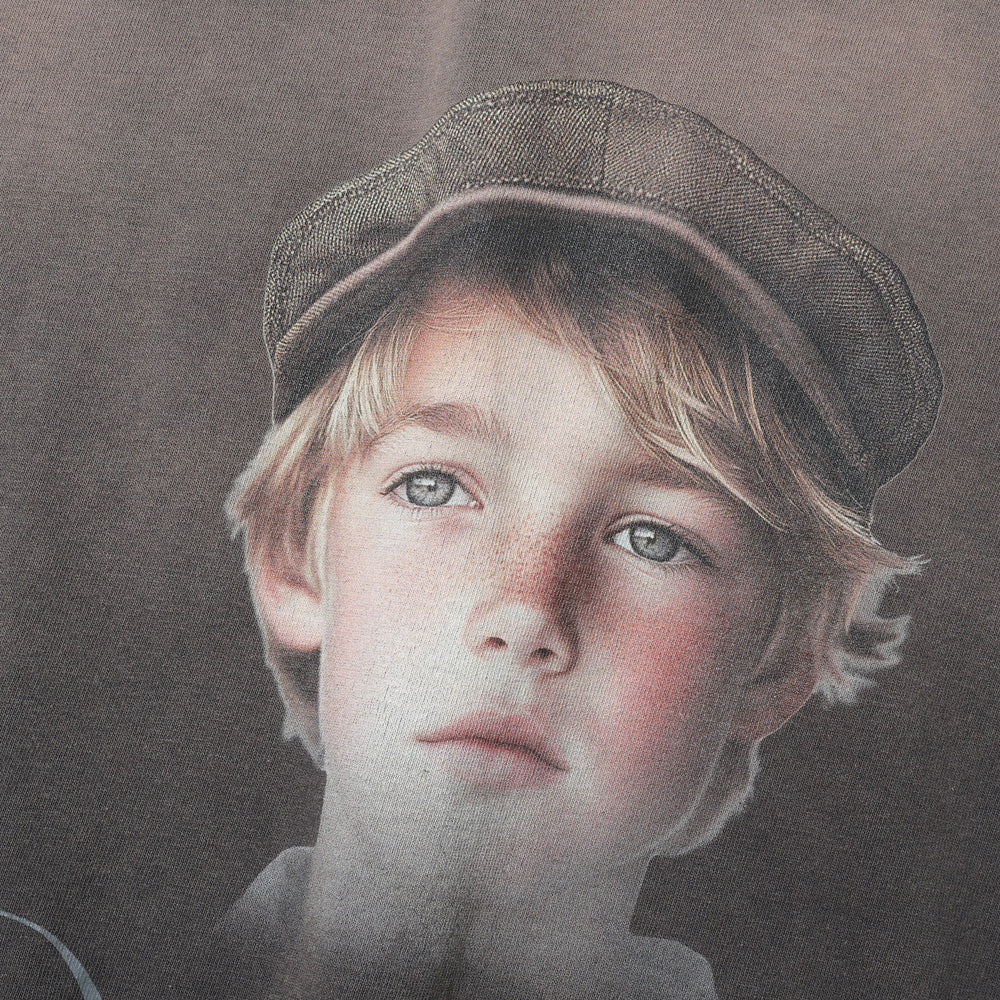 BUTTON EYE DOLL Sunburn H-S Tag Tee