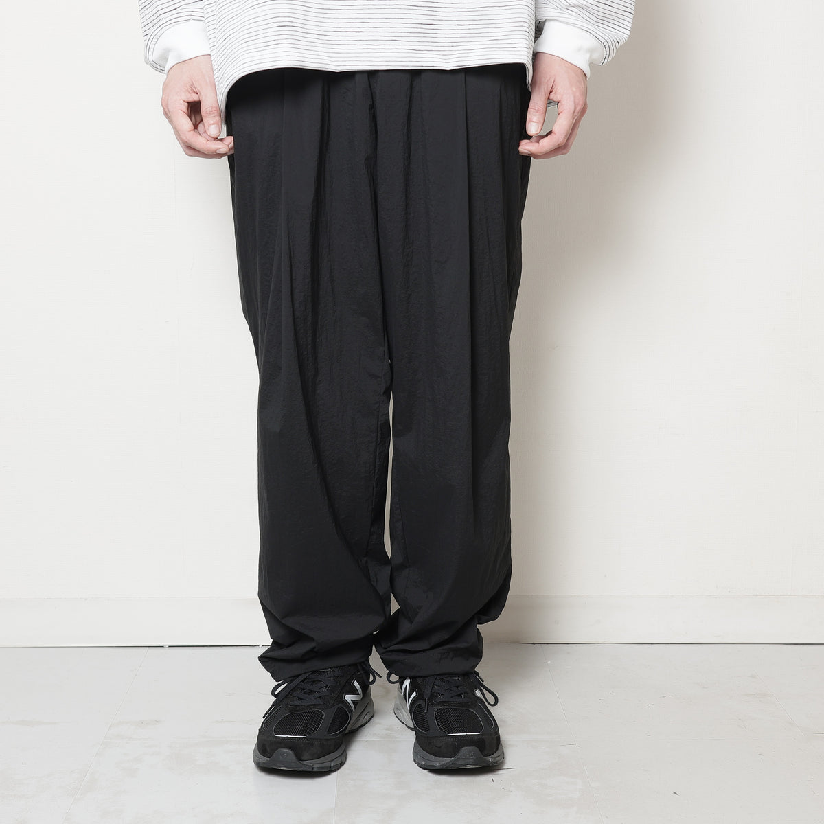WIDE TAPERED EASY PANTS(NYLON)