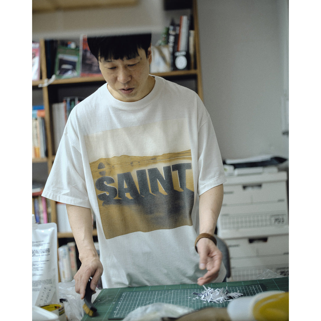 SAINT Mxxxxxx × Kosuke Kawamura SS T-SHIRT DESERT