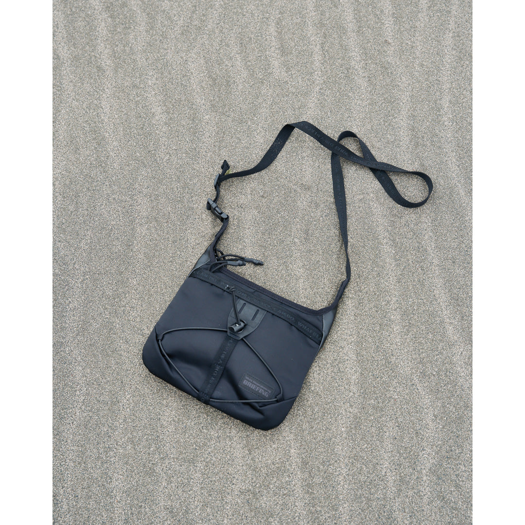 White Mountaineering) WM×BRIEFING EVERYDAY SACOCHE (BK2671803