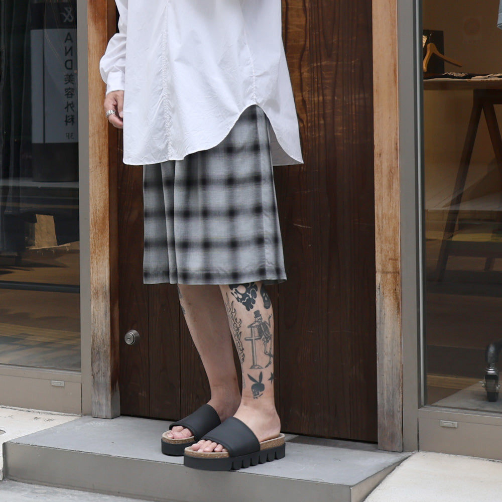 3TUCKED CROP SHORTS